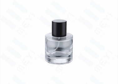 光沢がある銀製の香水ポンプおよび黒い帽子によって包む注文の香水瓶